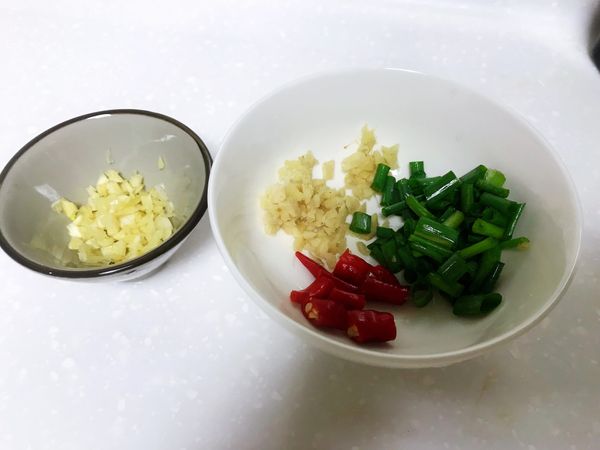 醃絞肉時可處理其他食材。將蒜、薑切成碎末；蔥、小辣椒切段。