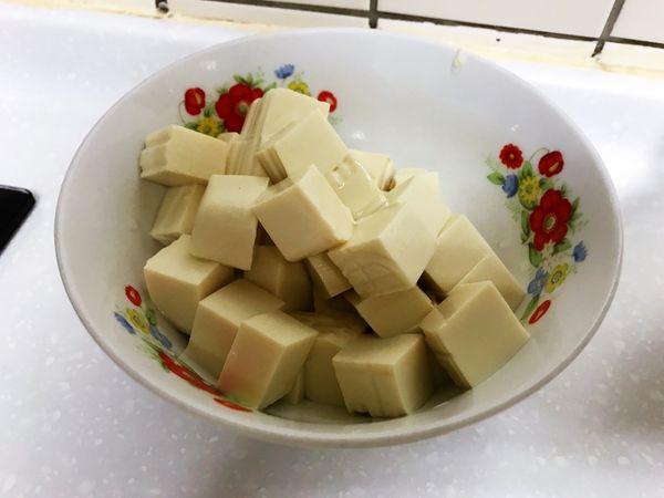 豆腐切成小方塊。