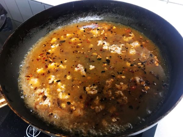 加入水、辣椒醬、醬油、鹽、味噌，將醬汁和其他材料攪拌均勻。