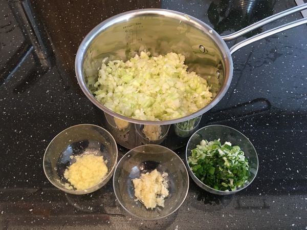 蒜和薑磨成泥，蔥和高麗菜切碎，在高麗菜中撒一些鹽攪拌均勻靜置約十分鐘，待高麗菜出水後用手將高麗菜稍微擠乾放至另一容器備用