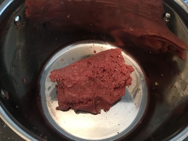 將調味料（薑泥、蒜泥、醬油、米酒、胡椒鹽、高湯）加入絞肉中往同方向拌勻，攪拌至水份吸收且有黏性