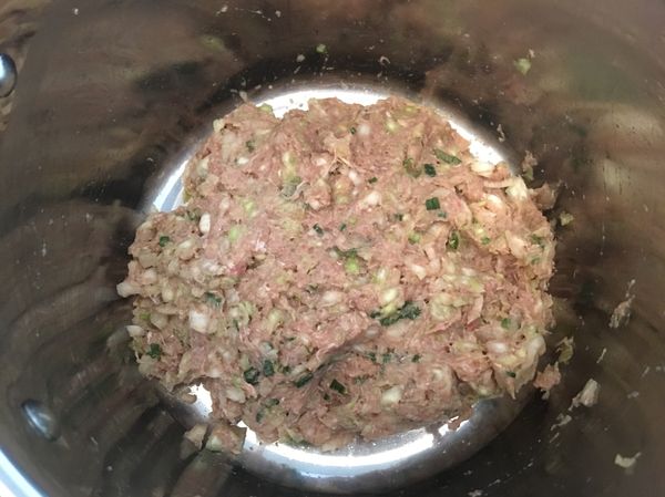 將高麗菜和蔥加入絞肉中拌勻