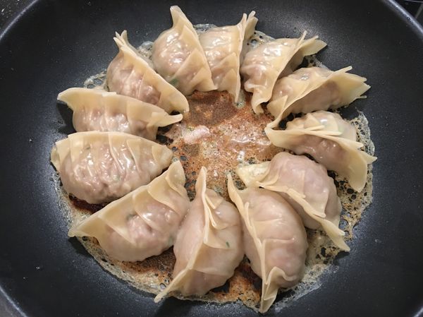 倒入淹至餃子三分之一的麵粉水（若喜歡煎餃底部的脆皮多一點，麵粉就加多一點），蓋鍋蓋轉大火煎約3分鐘，開蓋轉中火煎至水分收乾即可盛盤