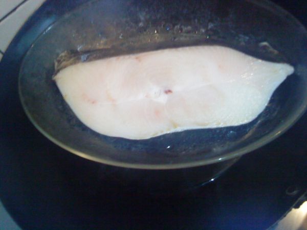 [主菜]抹薄鹽放入鍋中蒸十分鐘