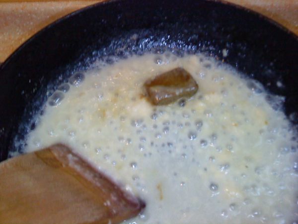 製做[醬汁]，熱鍋加[油]，轉小火麵粉徐徐加入炒香，徐徐加入水[穀盛]綠咖哩，調均勻沒有顆粒