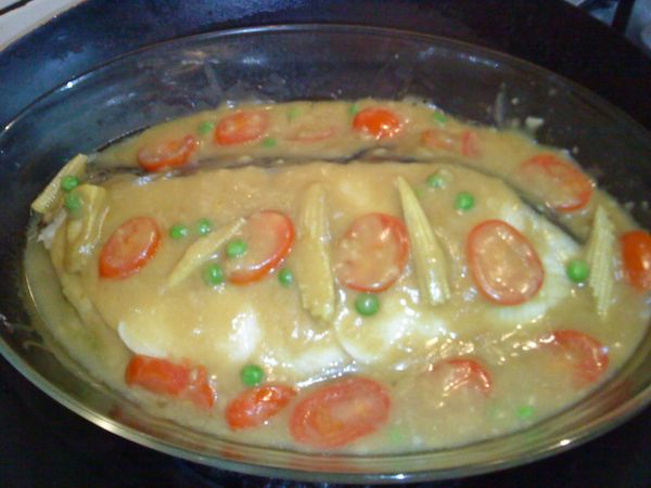 炒好的醬汁淋在蒸好的鱈魚上，鋪上切碎的[芝司樂]起司，蓋上鍋蓋，續蒸三分鐘