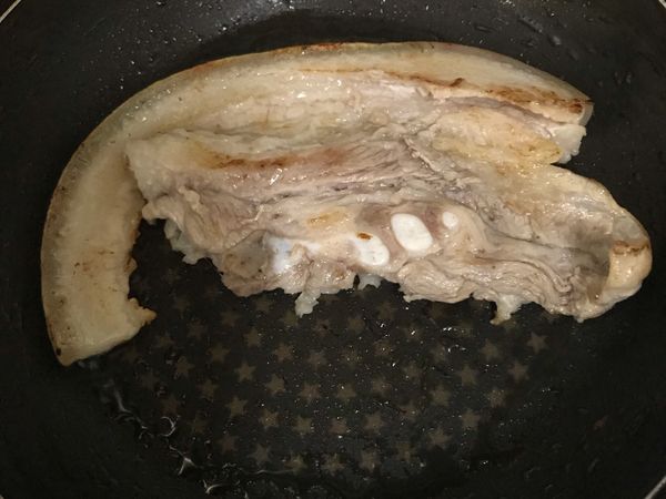 取一鍋子，將五花肉乾煸出油