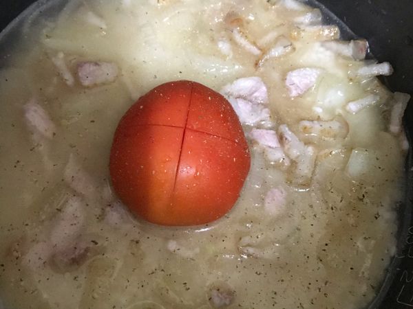 將切片的豬五花、炒過的洋蔥、1t鹽、1t黑胡椒、1顆牛番茄、放入電子鍋內鍋中，之後灑上適量義式香料，就可以放入電子鍋中煮啦～