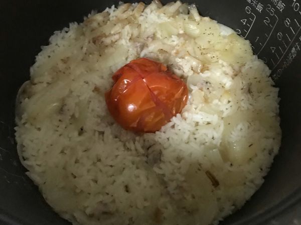 飯煮好後，將番茄皮夾起，之後就直接把飯拌一拌