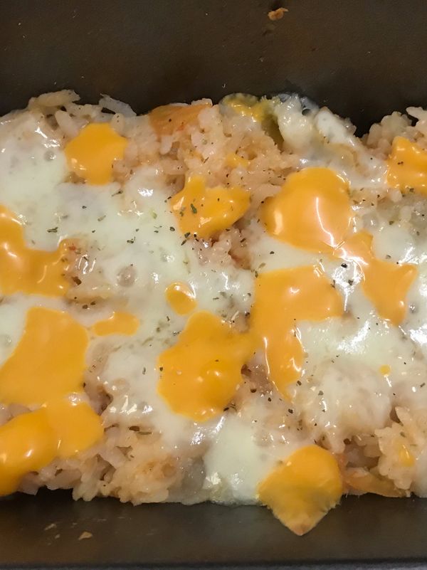 拌好的飯盛入烤皿中，在鋪上起士片，入烤箱180度烤10分鐘即可