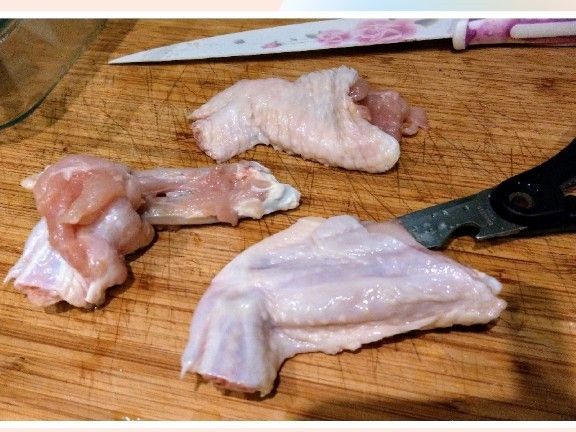 用剪刀 取出雞翅骨頭，
最後一節 不用取。