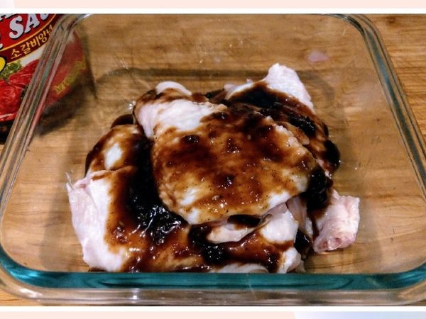 無骨的雞翅用烤肉醬醃最少四小時。