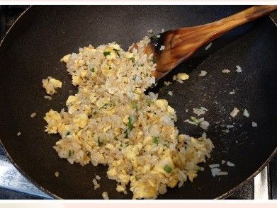 米飯+蔥株+蛋+鹽
抄出屬於個人口味的炒飯