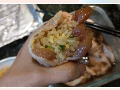 把飯塞進去 已經醃製過的雞翅內。