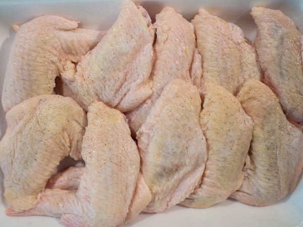 先在雞翅表面撒上胡椒鹽，按摩一下。
並將調味料混合。