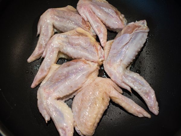 在平底鍋或炒鍋內倒入一點麻油，開中火煎。