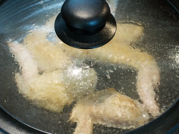 倒入一大匙料理酒，並蓋上鍋蓋。
開弱火蒸5分鐘。