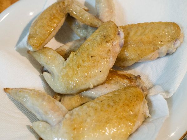 取下鍋蓋，用筷子插一下，確認肉熟了。
另外夾起。