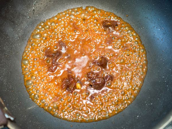 接著同一鍋倒入所有調味料煮至化開。