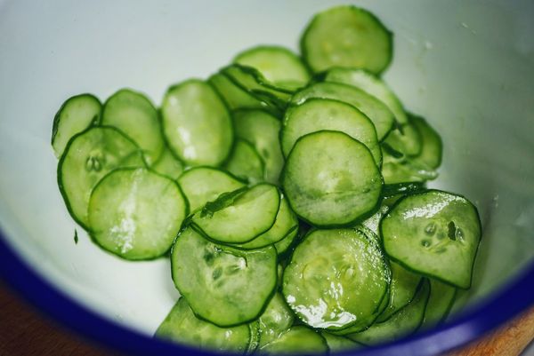 小黃瓜斷生：小黃瓜表面用鹽揉搓，沖水後用乾布擦拭，切成薄片也可以用削片工具更快速，撒上一小匙的鹽醃上 10 分鐘，再用開水沖洗過多鹽份，擠乾水份備用。