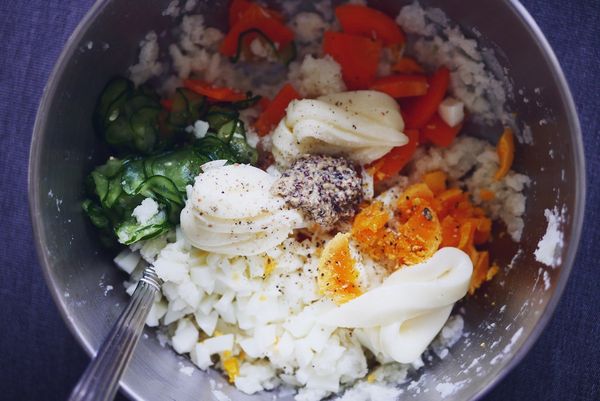 拌馬鈴薯沙拉：紅蘿蔔等它涼一點切成小薄片，把煮好的馬鈴撈起放入料理盆裡，用叉子或壓泥器壓碎；加入小黃瓜、紅蘿蔔、水煮雞蛋，以及美乃茲、芥末粒醬、鹽、黑胡椒、蜂蜜，然後攪拌均勻就可上菜囉！