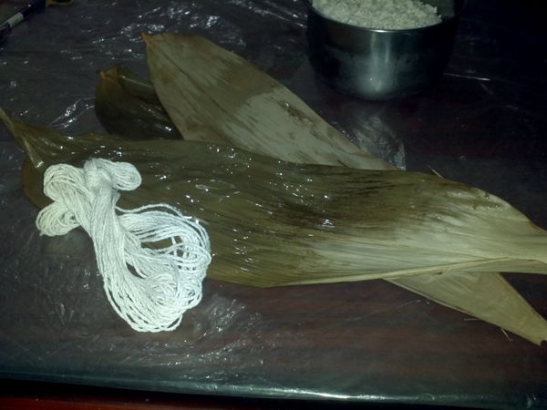 準備好粽葉(洗淨),麻繩