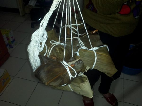 將粽枼包好,繫上麻繩