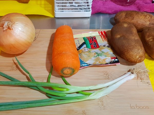 清洗準備食材
馬鈴薯：削皮後對切，每半邊再切成6大塊
紅蘿蔔：削皮後切比馬鈴薯小塊一些(比較好煮)
洋蔥：對半後切塊(約與馬鈴薯差不多即可)
青蔥：洗淨切段
牛肉切塊狀適口大小即可