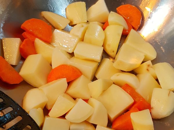 熱油鍋，小火將馬鈴薯與紅蘿蔔下鍋煎至表面”赤赤”
聖凱師版本是小火油炸，但是我不想用那麼多油 🤣，所以用煎的