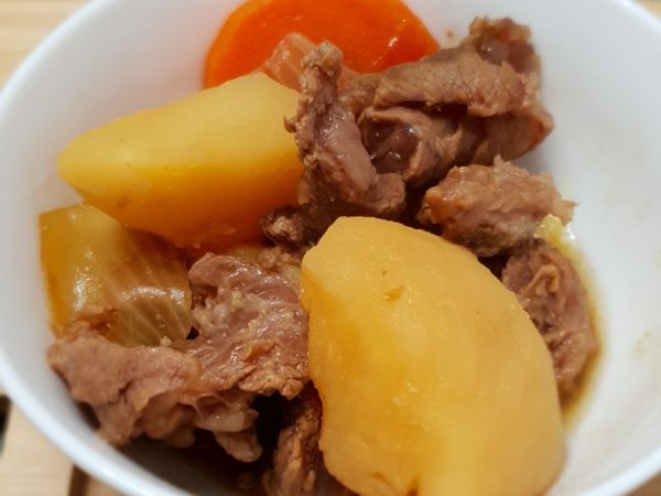 另取一湯鍋將調味料部分全部混合
並將上述準備食材全部入鍋，中大火煮滾即可。(不要頻繁攪拌以免馬鈴薯化開太多糊掉)

註：我因為是用牛筋怕煮不爛
煮滾後又加蓋轉小火燉20~30分鐘
自己評估食材喜歡的軟硬度決定就好