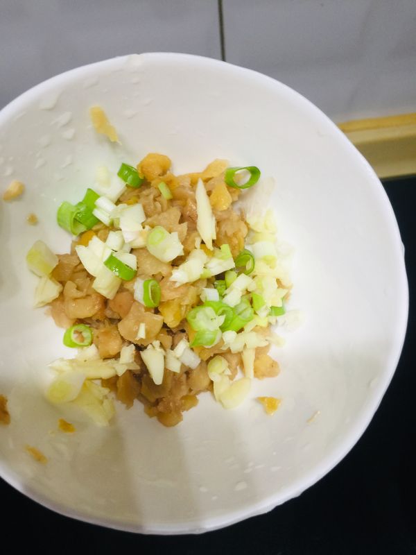 菜脯先用清水洗淨，加入蔥白、蒜末