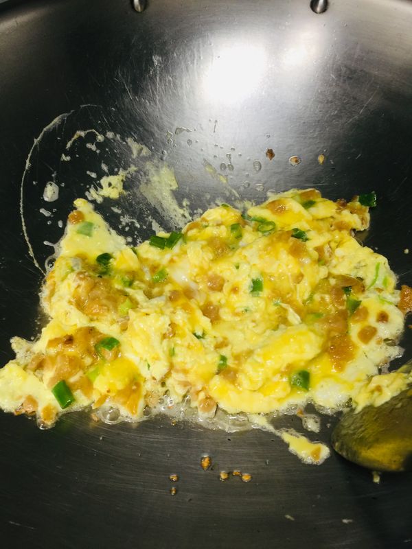 蛋液裡要先加著蔥綠ㄧ起打散噢！在和炒香的菜脯用大火ㄧ起拌炒