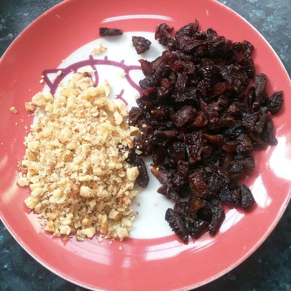 葡萄乾剪小塊，核桃敲碎,紅茶包用少量(約20cc)熱水泡過~放涼取出紅茶茶葉碎片備用