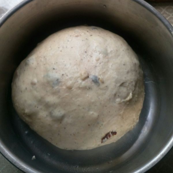 除奶油.鹽外，其餘材料放攪拌盆(Bosch)順序豆漿+蛋液-紅茶水(20cc)-糖-酵母-麵粉-紅茶茶葉碎片,攪拌器速度2.~3分鐘,轉速3.加鹽~4分鐘,轉速2.加奶油~1分鐘,再轉速3.~6分鐘,再放核桃.葡萄乾2分鐘,麵糰放入鋼盤,入烤箱進行一發50分