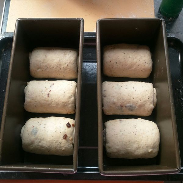 鬆弛後,每個麵糰桿長方形，由上往下捲，重復2-3