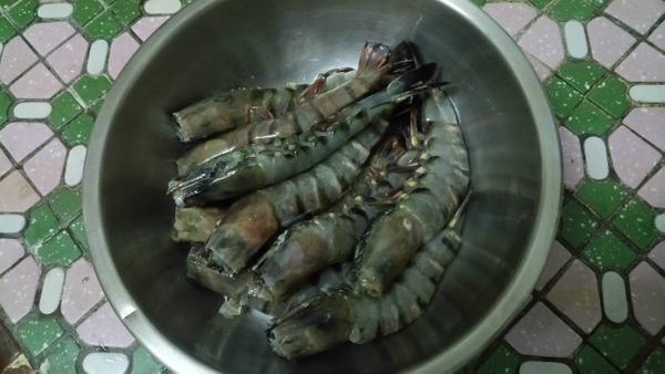 將蝦頭尖銳部份以及腳的部份剪掉，並剪背取腸泥。