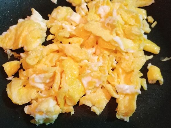 先煎散蛋，煎到微微的焦，煎好撈起來用碗裝