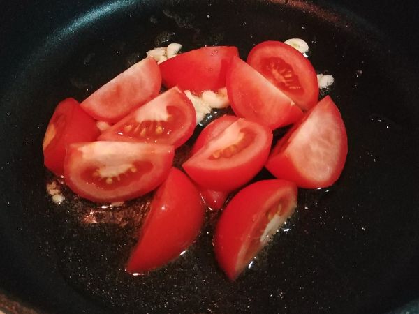 起油鍋，倒入少許油，爆香蒜片，再加入蕃茄，大約炒2分鐘，再加入切好的大白菜，拌炒幾分鐘