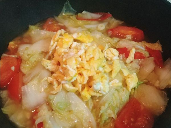 白菜軟爛後，加入之前炒好的散蛋，加入調味料，鹽、味精，拌炒一下，既可起鍋。