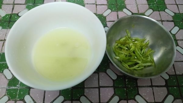 將一顆檸檬削皮，取檸檬皮切絲。將兩顆檸檬榨汁，並去子。