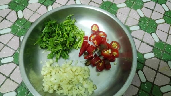 辣椒切丁，香菜切碎，蒜頭切碎。