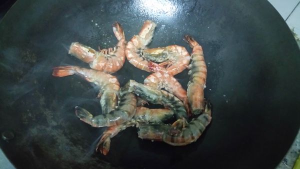 放少許油，用中火煎蝦，煎到兩面都紅了，進行下一部驟。