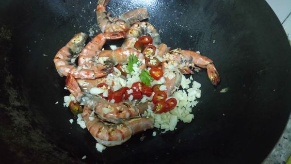 將辣椒、蒜放入鍋裡拌炒。