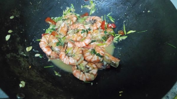 將檸檬皮倒入拌炒一下，關火。接著倒入檸檬汁，拌一下即可起鍋。