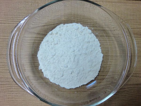 將麵粉和鹽加入碗中混合均勻。