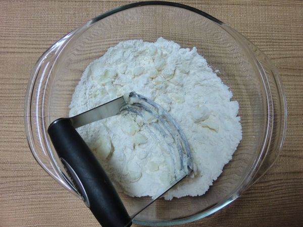 用奶油切刀(pastry blender)把油脂和麵粉切成粗粒狀。