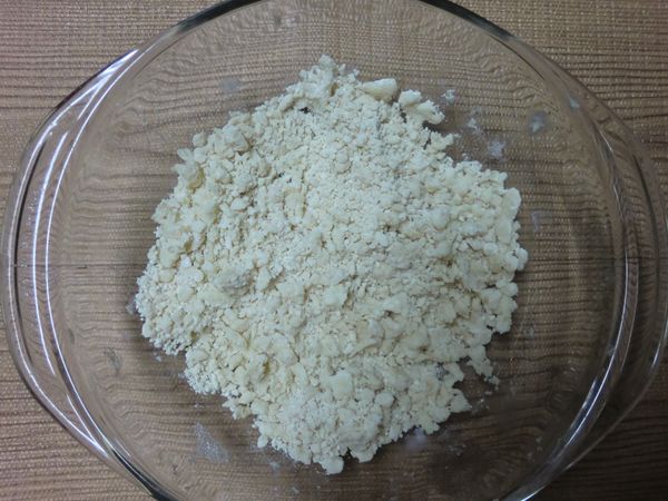 不需將油脂和麵粉混合至完全均勻，太均勻會失去酥脆的層次感。如無奶油切刀可用兩把西餐刀替代，左右交叉將油脂和麵粉切至粗粒狀。