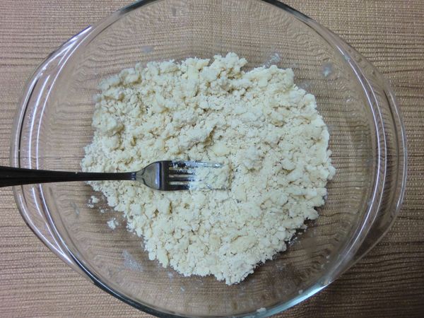 淋入冰水用叉子輕輕翻拌成糰，一次以一大匙的量分次加入。