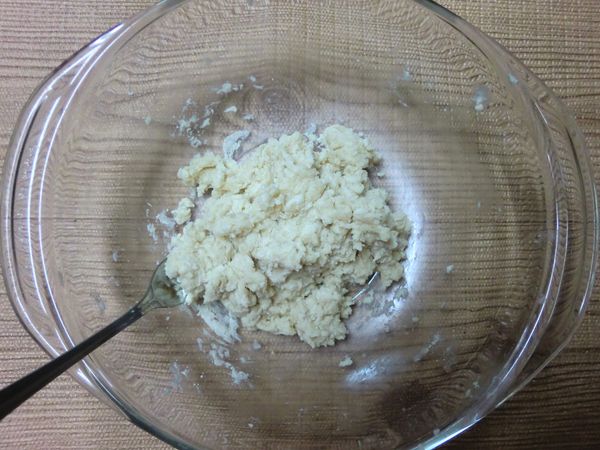 拌至乾粉成團狀即可停止攪拌，過度攪拌會使成品乾硬。