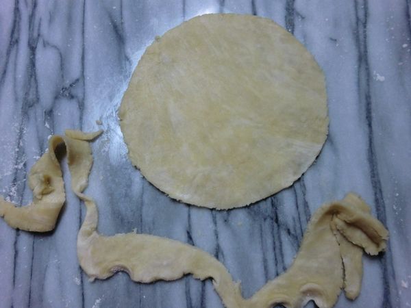 將擀開的派皮切出兩片直徑 6 吋的圓片。切剩下的麵糰可集中起來輕壓成糰再包起來冷藏。擀開麵檲時盡量要保持低溫，如一開始練習不熟練，可將麵糰分成兩半，先取一半來操作，另一半麵糰就在冰箱裡保存。